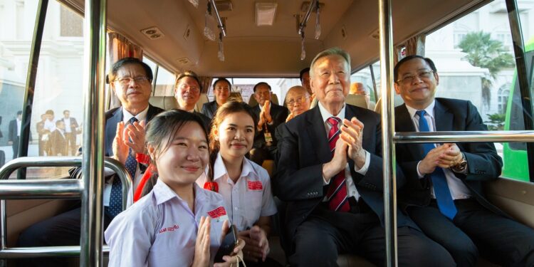 동남아에 버스 1800대 기증… ‘한류 산타’ 이중근의 기부 외교