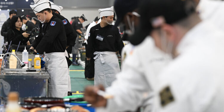 맛없는 군대 짬밥? 이젠 뷔페식… 모포→이불로 교체