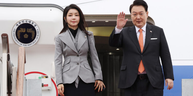 檢 ‘김건희 명품백’ 수사 착수… 형사 처벌은 쉽지 않을 듯