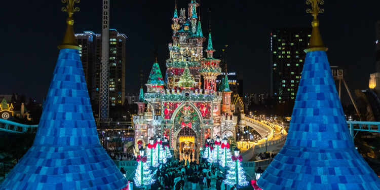 꽁꽁 언 추위에도… 성탄절엔 놀이공원이 딱이지