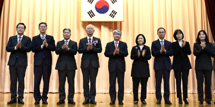 ‘9인 완전체’ 헌재… 우위 서는 중도·보수