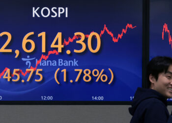 한은, 금리 인하 선 긋지만… 코스피는 3개월 만에 2600선 탈환