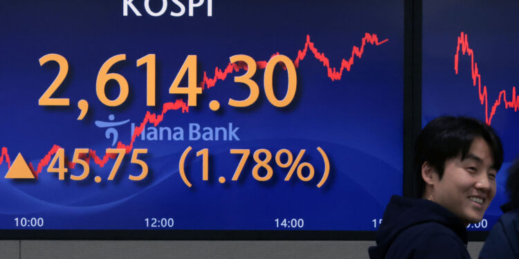 한은, 금리 인하 선 긋지만… 코스피는 3개월 만에 2600선 탈환