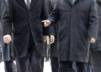 이재명 “못 건널 것 없어”… 이낙연 “하던 일 할 것”