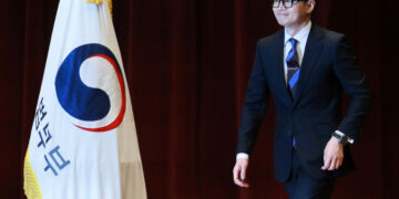 “행운을 빕니다”… 한동훈, 장관 마지막 날 학생에게 책 선물