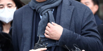 소환 네 번 거부한 송영길… 檢 출석해선 묵비권