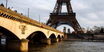 에펠탑 상층부 관람 노조 파업으로 중단, 설계자 100주기인데