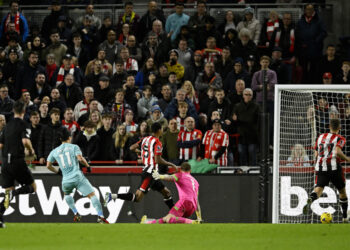 깜짝이야!… ‘멀티골’ 황희찬, 첫 EPL 두 자릿수 득점… 부상으로 교체됐지만 “단순 경련” 안도