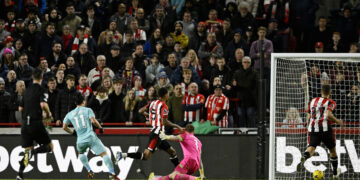 깜짝이야!… ‘멀티골’ 황희찬, 첫 EPL 두 자릿수 득점… 부상으로 교체됐지만 “단순 경련” 안도