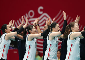 흔들리는 韓 배구… 흔들림 없는 팬심