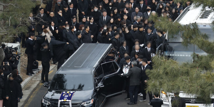 이선균 발인…유가족·동료 눈물 속 마지막 배웅