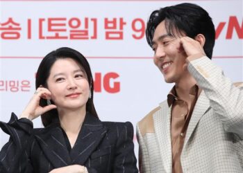 [포토] 이영애 바라보며 환하게 웃는 이무생 | 연예