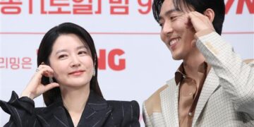 [포토] 이영애 바라보며 환하게 웃는 이무생 | 연예