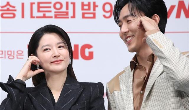 [포토] 이영애 바라보며 환하게 웃는 이무생 | 연예