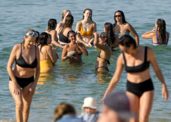 [포토] “덥다 더워”… 물놀이 즐기는 호주 피서객들