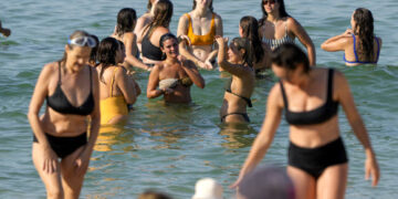 [포토] “덥다 더워”… 물놀이 즐기는 호주 피서객들