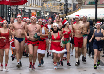 [포토] 수영복 입고 도심 달리는 산타들