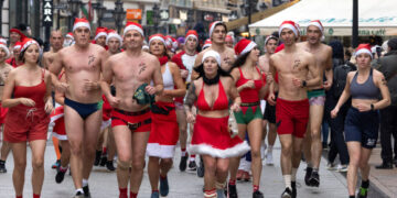 [포토] 수영복 입고 도심 달리는 산타들