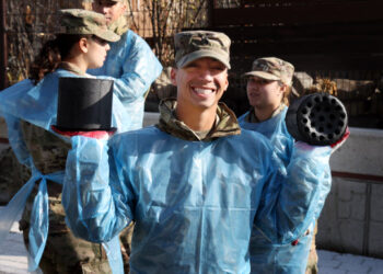 [포토] ‘포탄 대신 연탄’ 주한미군 장병 연탄 배달