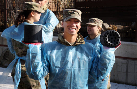 [포토] ‘포탄 대신 연탄’ 주한미군 장병 연탄 배달