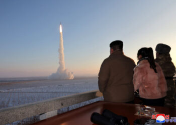 [포토] 김정은, 딸 주애와 발사훈련 참관