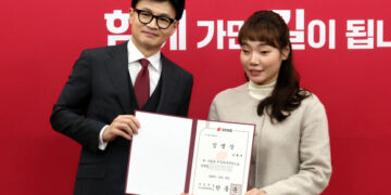 [포토] 한동훈 비대위원장, 김예지 비대위원 임명