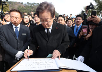 이재명, 노무현 전 대통령 묘역 참배 “반칙·특권 없는 세상 만들겠다”