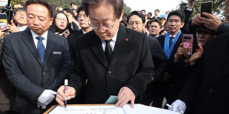 이재명, 노무현 전 대통령 묘역 참배 “반칙·특권 없는 세상 만들겠다”