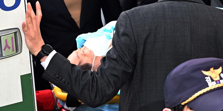 이재명 피습 후 번지는 살해협박·가짜뉴스…경찰 “엄정 대응”