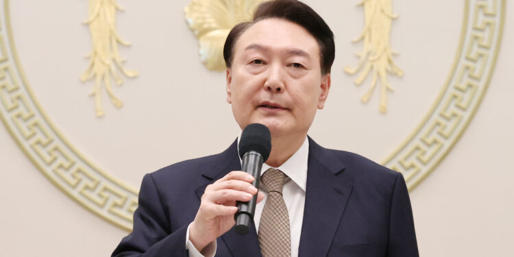 尹대통령, 이재명 피습 ‘테러’ 규정…“한마음으로 쾌유 기원하자”