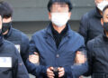 이재명 습격 피의자, 이유 묻자 “8쪽짜리 변명문 참고해달라”