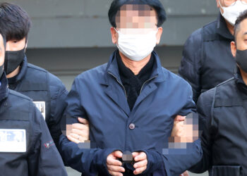 이재명 습격 피의자, 이유 묻자 “8쪽짜리 변명문 참고해달라”