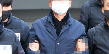 이재명 습격 피의자, 이유 묻자 “8쪽짜리 변명문 참고해달라”