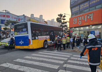고양서 버스 2대 추돌사고 뒤 인도 돌진… 15명 병원 이송