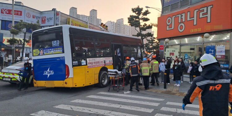 고양서 버스 2대 추돌사고 뒤 인도 돌진… 15명 병원 이송