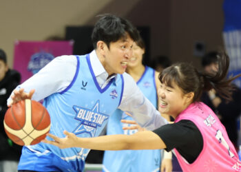 ‘1대1 사제대결’ 박지현, 위성우 감독 공 가로채 레이업…‘댄스 축제’ 올스타전 MVP는 KB 박지수