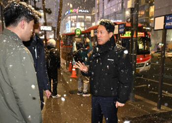 ‘명동 퇴근길 대란’ 줄서기 표지판 중단…오세훈 시장 사과