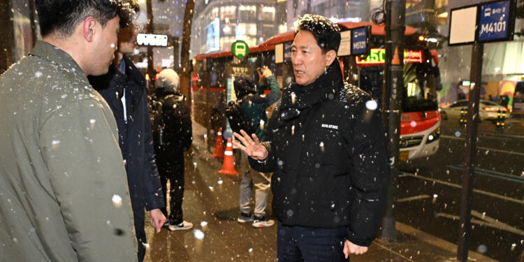 ‘명동 퇴근길 대란’ 줄서기 표지판 중단…오세훈 시장 사과