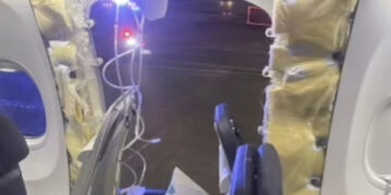 동체 측면 큰 구멍 뚫려 비상착륙…보잉 737 맥스 171대 운항 올스톱