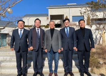 文 “하나 된 모습으로 총선 승리…그 중심은 민주당” 야권 분열상에 단합 주문