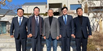 文 “하나 된 모습으로 총선 승리…그 중심은 민주당” 야권 분열상에 단합 주문