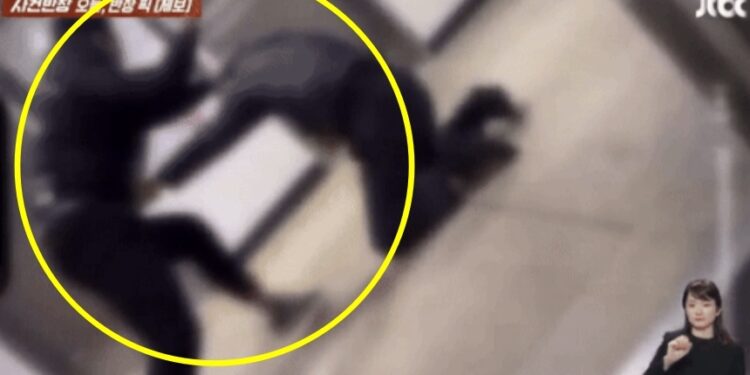 축구공 차듯 발길질…노인 무차별 폭행한 10대 영상에 네티즌 ‘분노’