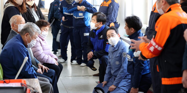 日 지진 사망자 221명, 피해주택 1만 7350동…뒤늦게 피해지역 간 기시다