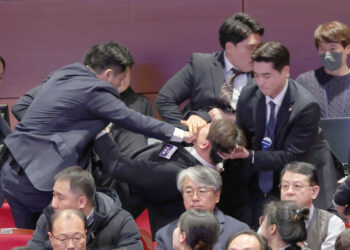 입 막히고 끌려나간 강성희… 조국 “北 장성택 떠올랐다”