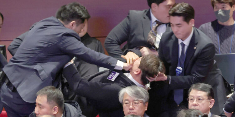 입 막히고 끌려나간 강성희… 조국 “北 장성택 떠올랐다”