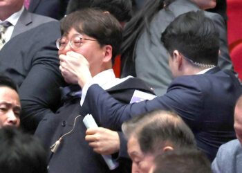 강성희 강제퇴장에 민주 “경호 빙자 폭력”… 국힘 “원칙 지킨 것”