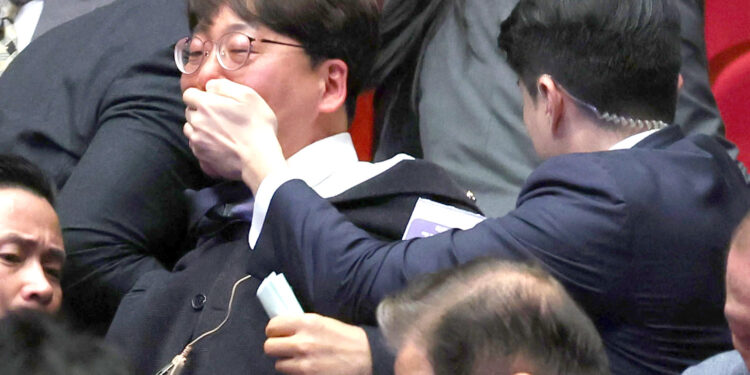 강성희 강제퇴장에 민주 “경호 빙자 폭력”… 국힘 “원칙 지킨 것”