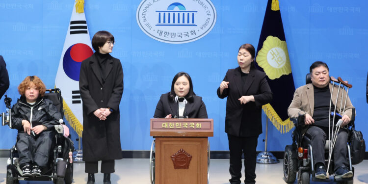 민주 장애인 당원 10명 집단 탈당…“이재명 대표 되고 고립”