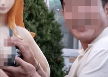 성추행 의혹 양산시의원…日 캐릭터 가슴 만지며 ‘활짝’