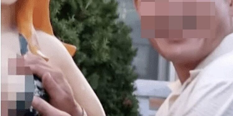 성추행 의혹 양산시의원…日 캐릭터 가슴 만지며 ‘활짝’